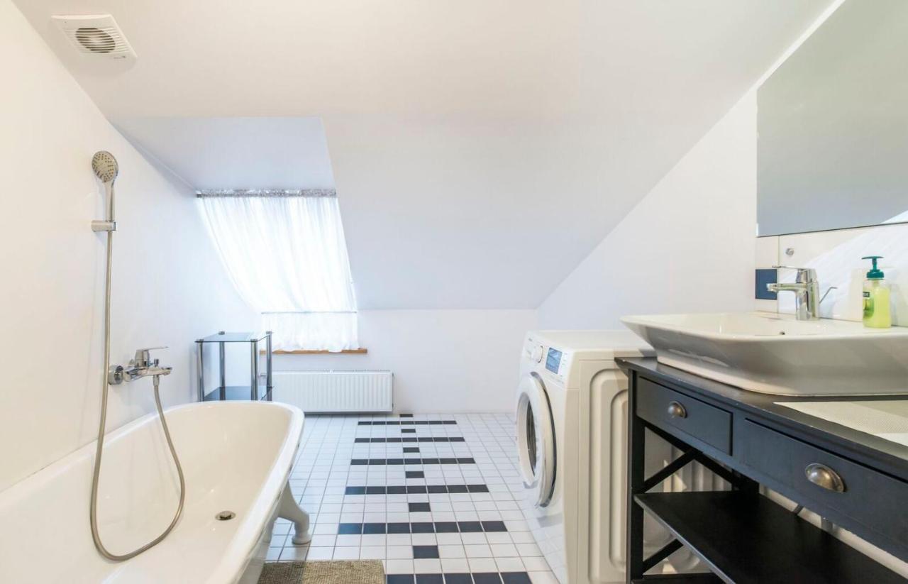 Central 2-Level Penthouse With Terrace And Free Parking Riga Esterno foto